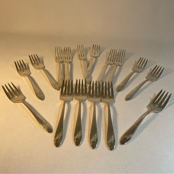 12 salad forks Oneida Tudor Plate QUEEN BESS II Vintage 1946 Silver Plate - Picture 15 of 15